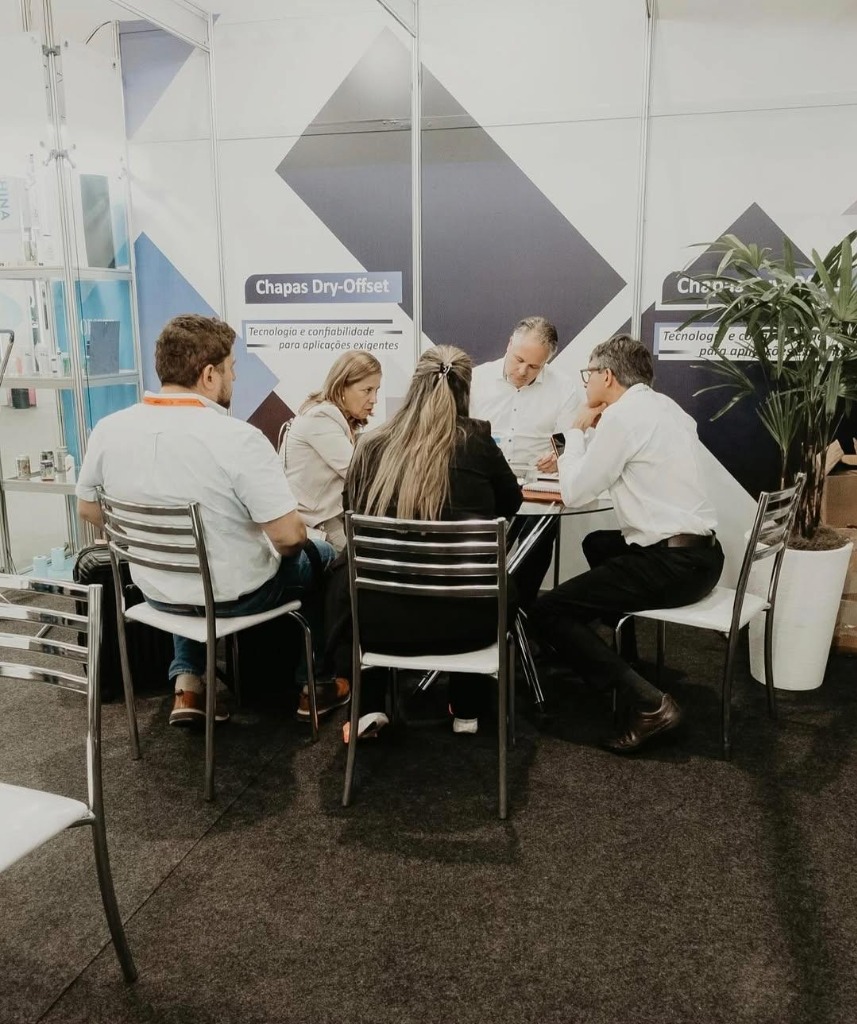 Reunião de negócios com clientes e parceiros no stand